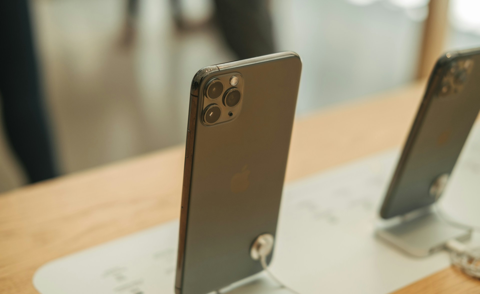 Mobile Phone Shops Market Place in Dhaka 2025